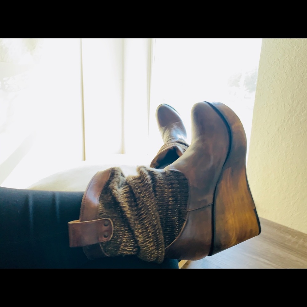 Wooden wedge Boot by BED STU